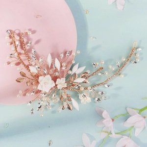 Cerchietto da sposa fatto a mano con fiori bianchi, perle e cristalli su ramo dorato