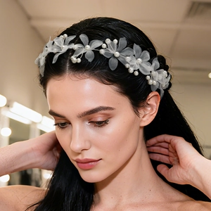 Serre-tête de mariée élégant avec fleurs en organza blanc et perles pour mariage
