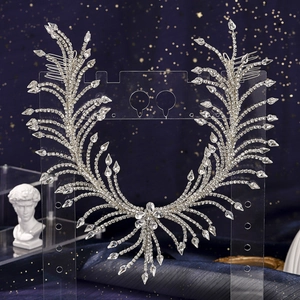 Dettaglio fascia da sposa di lusso con nappe di strass e intricata lavorazione argentata