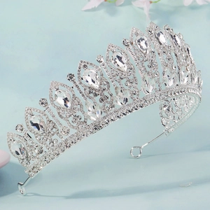 Dettaglio della lussuosa corona da sposa con cristalli e gemme a goccia