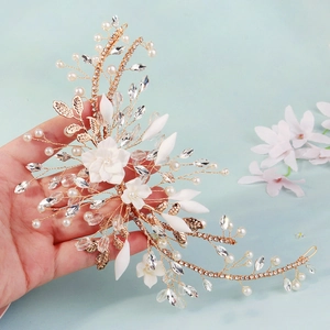 Fascia per capelli da sposa fatta a mano con petali bianchi, perle e cristalli oro