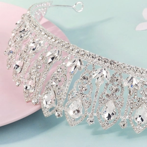 Dettaglio macro del diadema da sposa argento con strass a forma di pera e motivi floreali