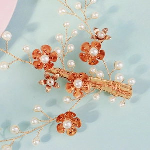 Accessoire de cheveux de mariée avec feuilles dorées, perles et motif floral délicat