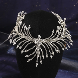 Vista dettagliata del copricapo da sposa con strass argentati e cristalli a forma di goccia