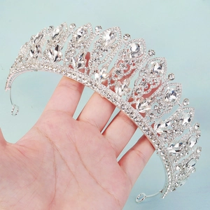 Elegante tiara da sposa con strass di cristallo scintillanti su base in lega d'argento