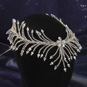 Dettaglio della fascia da sposa con strass, gocce di cristallo e motivi floreali