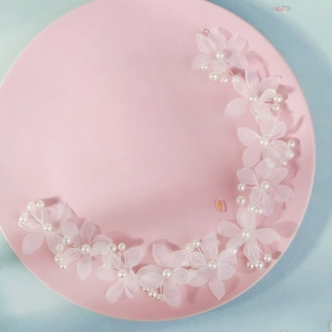 Bandeau de mariée fait main avec fleurs blanches et perles pour coiffure de mariage