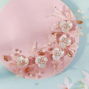 Bandeau de mariée élégant avec perles et pétales en résine sur base en fil doré