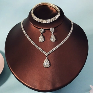 Parure bijoux argentée élégante avec cristaux en forme de poire, collier et boucles