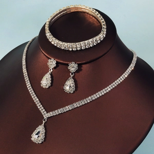 Détails d'une parure de bijoux argentés avec cristaux taille poire en gros plan
