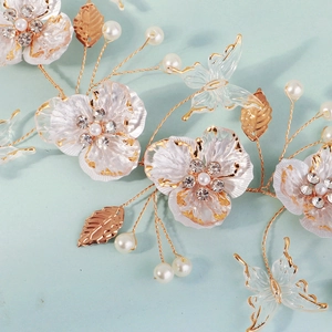 Serre-tête de mariée artisanal avec feuilles dorées, perles et pétales papillons