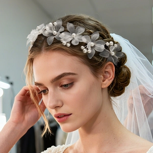 Vigne de Cheveux de Mariage Faite à la Main Fleurs en Maille Blanche Künstliche Perles d'Imitation Serre-tête de Mariée Romantique Style Forêt