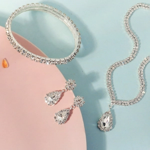 Parure de bijoux en strass argentés avec collier en goutte d'eau boucles et bracelet