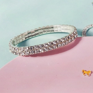 Détail d'un bracelet extensible à double rangée de strass avec monture en métal argenté