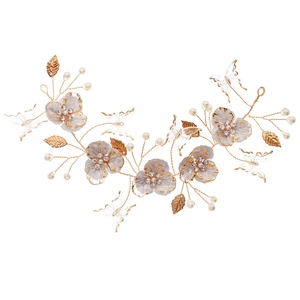 Vigne de cheveux de mariée faite main avec fleurs blanches, feuilles dorées et perles