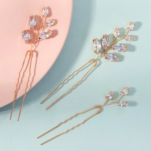 Détail d'épingles à cheveux de mariage dorées avec cristaux marquise et forme en U