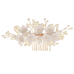 Peigne à cheveux raffiné avec fleurs en résine et perles blanches pour coiffure mariée