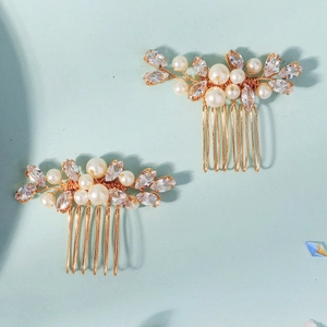 Detail der handgefertigten goldenen Haarkämme mit Perlen und Marquise-Zirkonia Steinen