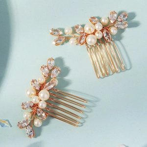 Elegantes Set aus zwei goldenen Brauthaarkämmen mit Perlen und funkelnden Zirkonen
