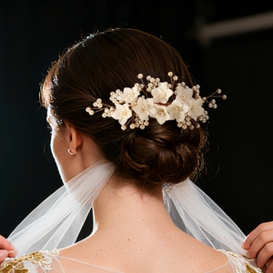 Peigne à cheveux de mariée élégant avec fleurs en résine blanche et perles de mariage