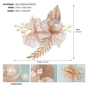 Vue macro des pétales en fil, des feuilles en métal et des perles sur la pince à cheveux