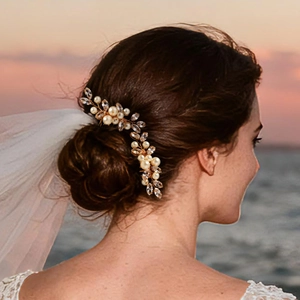 Braut-Haarkamm mit Perlen und Strasssteinen an einer eleganten Hochzeitsfrisur