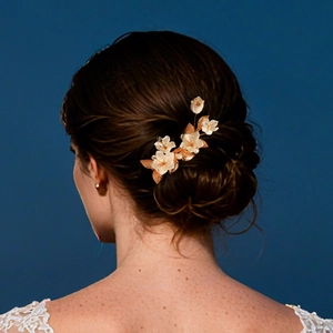 Elegante fermaglio per capelli con fiori di resina bianca e foglie dorate