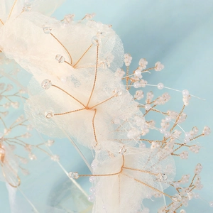 Elegante fascia da sposa con petali in rete bianca, fili dorati e perle per matrimoni