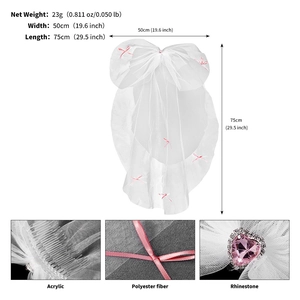 Détail d'un voile de mariée blanc avec ruban rose, cœur en cristal et mesures