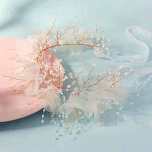 Cerchietto da sposa fatto a mano con perle bianche e petali in rete su filo dorato