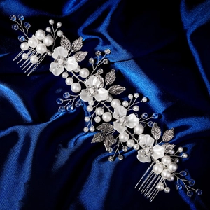 Peigne à cheveux fleur en acrylique blanc avec perles et cristaux pour coiffure de mariée