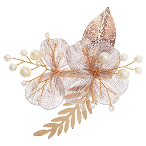 Pince à cheveux fleurie en fil d'or avec perles et feuilles ajourées pour coiffure de mariage