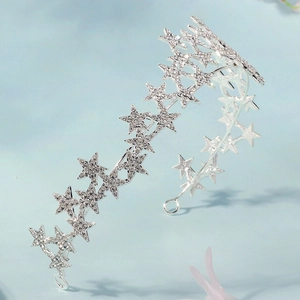 Detailansicht der silbernen Stern-Tiara mit Strasssteinen für Hochzeit und Party
