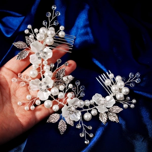 Peigne à cheveux fleur en acrylique blanc avec perles et cristaux faits main pour mariages