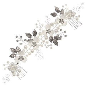 Vigne de cheveux de mariée avec fleurs blanches, perles et feuilles argentées sur blanc