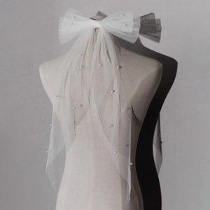 Fermaglio per capelli a fiocco bianco con perle e nastro lungo in tulle per la sposa
