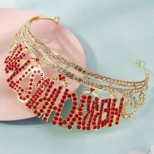 Détail de la couronne dorée avec strass rouges épelant le message Happy Birthday
