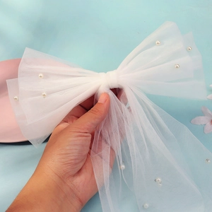 Elegante fiocco da sposa in rete bianca con perle e lunghi nastri per acconciature