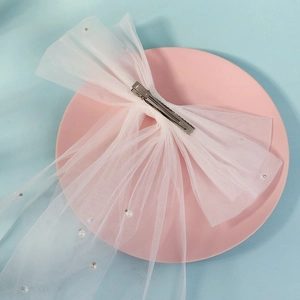 Fermaglio per capelli a fiocco in rete bianco rosa con perle bianche e perline d'argento
