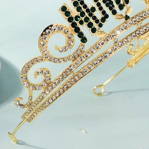 Détail de couronne Merry Christmas dorée avec des strass blancs et verts brillants
