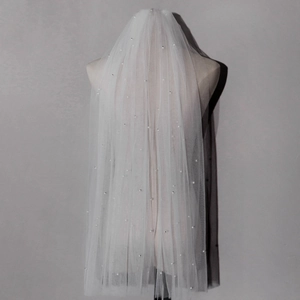 Elegante velo da sposa bianco con perle e morbido tulle per cerimonia nuziale