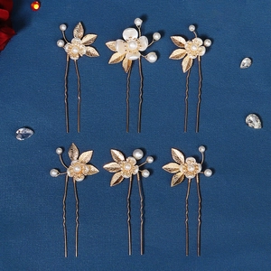 Détail du lot de 6 épingles à cheveux dorées avec fleurs acryliques et perles