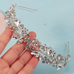 Gros plan du serre-tête étincelant en strass avec motifs de fleurs et feuilles de prunier