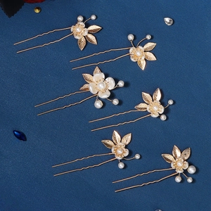 Vue détaillée de l'ensemble de 6 épingles à cheveux de mariée avec fleurs et perles