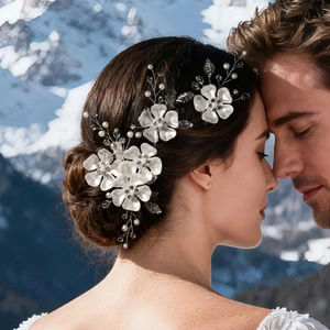 Set di fermagli per capelli da sposa con fiori bianchi, perle e cristalli argentati