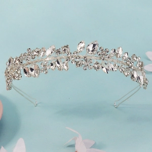 Serre-tête étincelant de fleurs en cristal pour mariages sur fond bleu clair