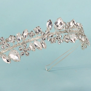 Gros plan détaillé d'un bandeau de mariée fait main avec strass brillants en feuilles