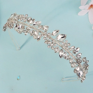Détail du serre-tête de mariée en strass argenté avec motifs de fleurs et de feuilles