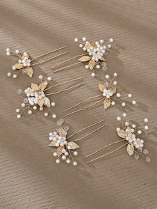 Détail d'un lot de 6 épingles à cheveux pour mariée avec perles et fleurs acryliques