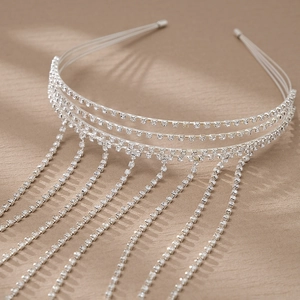 Serre-tête argenté scintillant avec de longs pompons en strass pour fêtes ou mariages chic